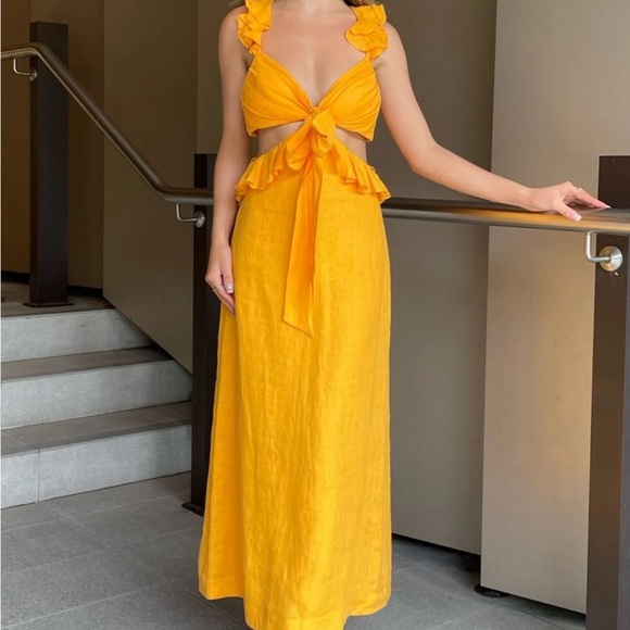 Elegant Yellow Sleeveless Dress - Picture 2 of 5